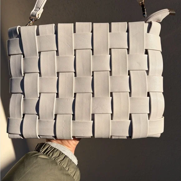 Elegant White Woven Shoulder Bag - Picture 5 of 16